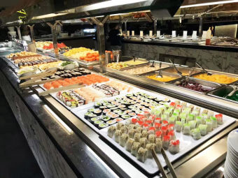 Reichhaltige Auswahl am Buffet bei Keio Gourmet